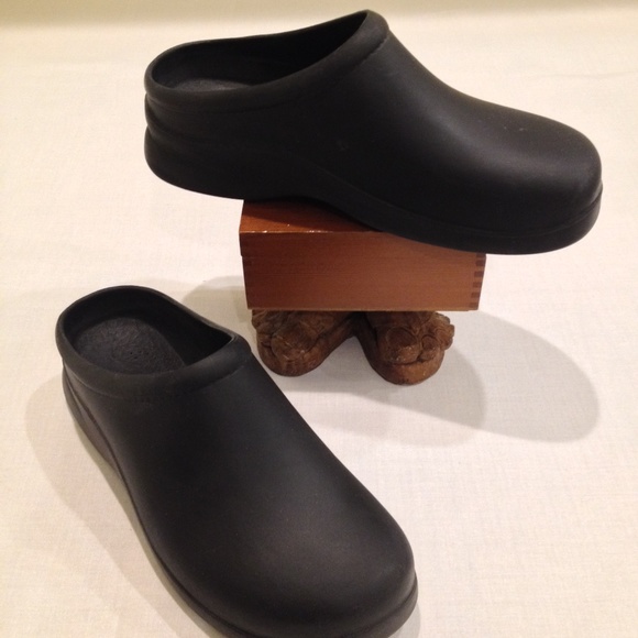 closed back swedish clogs